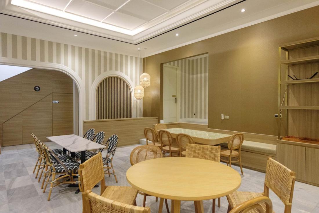 Casa Living Senopati Hotel Jakarta Exterior photo